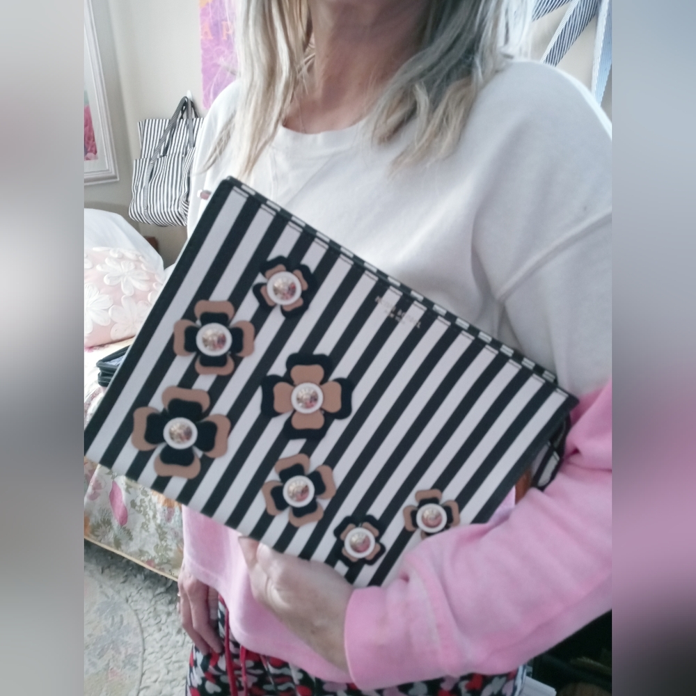 ⭐❤️Henri Bendel GORGEOUS and STUNNING Floral Bag or cosmetic pouch ❤️⭐Fl… - Picture 15 of 16